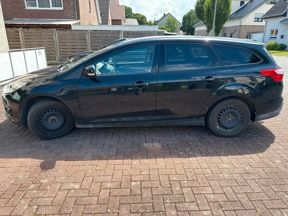 Gebraucht Ford Focus 105 PS (77 kW) 2011 Schwarz Kombi
