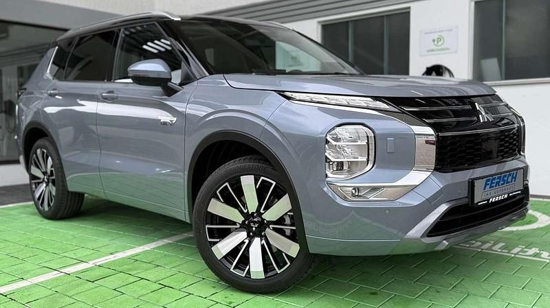 Grau Neu 2025 Mitsubishi Outlander P-HEV Top SUV | 55.950 € (Teuer) - Bild 1/4