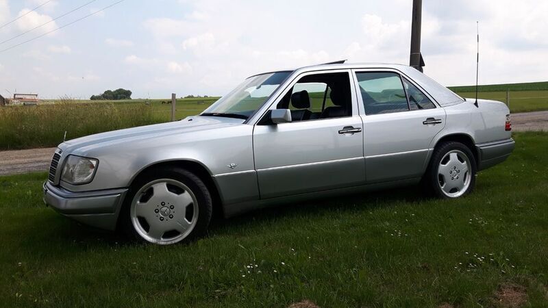 Silber Gebraucht 1994 Mercedes E420 Limousine | 22.999 € - Bild 1/4