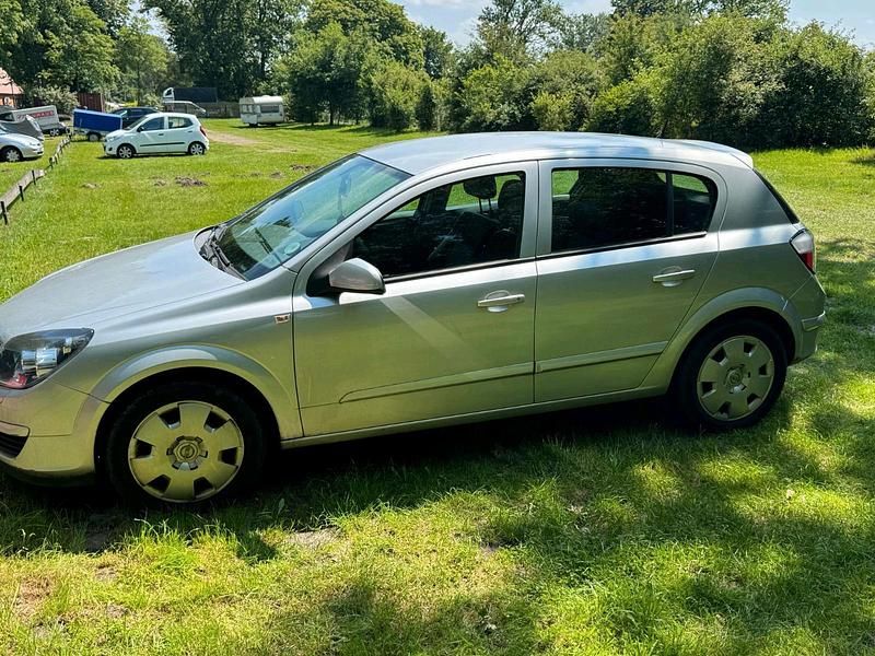 Silber Gebraucht 2004 Opel Astra Limousine | 1.650 € (Fairer Preis) - Bild 1/4
