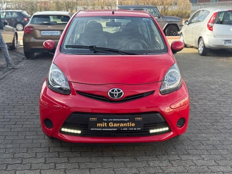 Gebraucht Toyota Aygo 68 PS (50 kW) 2013 Rot Kleinwagen