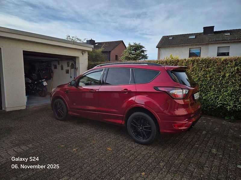 Gebraucht Ford Kuga ST-Line 182 PS (133 kW) 2016 Rot SUV