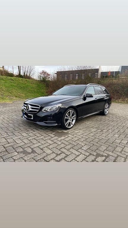 Schwarz Gebraucht 2015 Mercedes E300 Avantgarde Limousine | 18.700 € (Guter Preis) - Bild 1/4