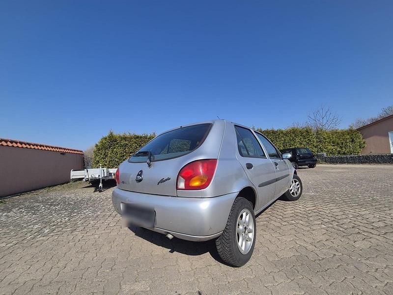 Second-hand Ford Fiesta 1999 Argintiu Hatchback