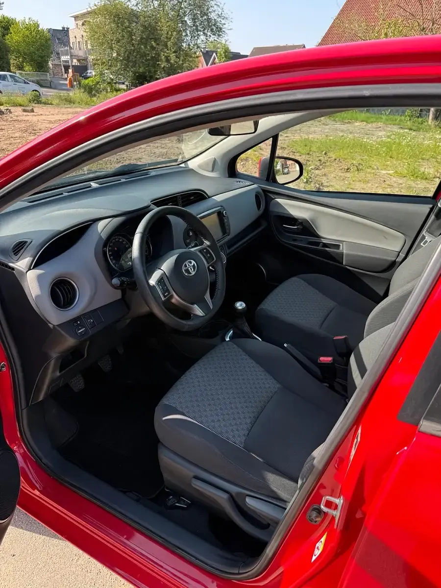 Gebraucht Toyota Yaris 70 PS (51 kW) 2015 Rot Kleinwagen