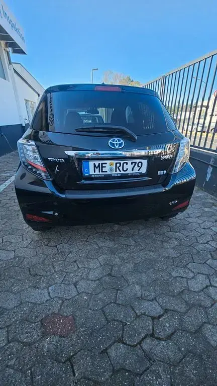 Gebraucht Toyota Yaris Hybrid Edition 75 PS (55 kW) 2014 Schwarz Limousine