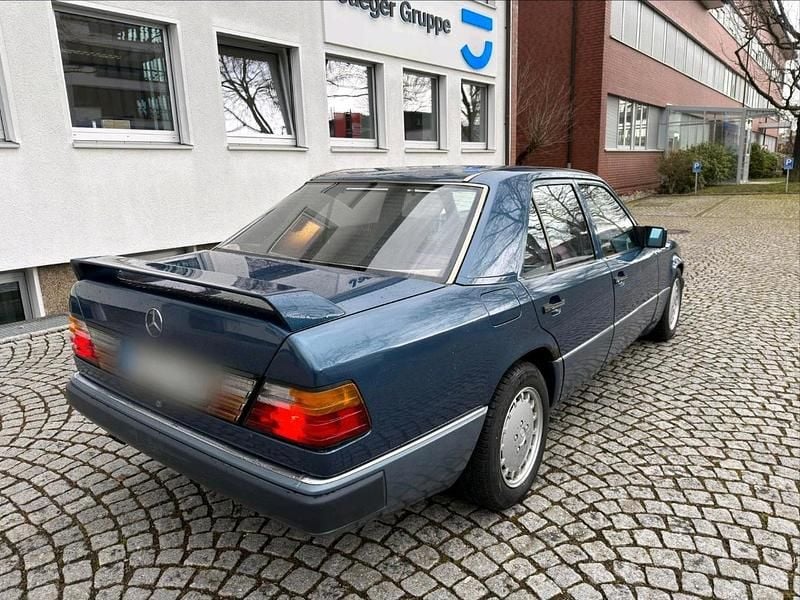 Gebraucht Mercedes E260 160 PS (117 kW) 1990 Blau Limousine