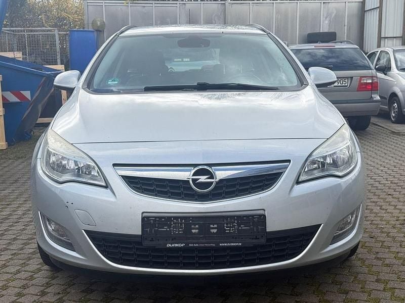Gebraucht Opel Astra Selection 125 PS (91 kW) 2012 Silber Kombi