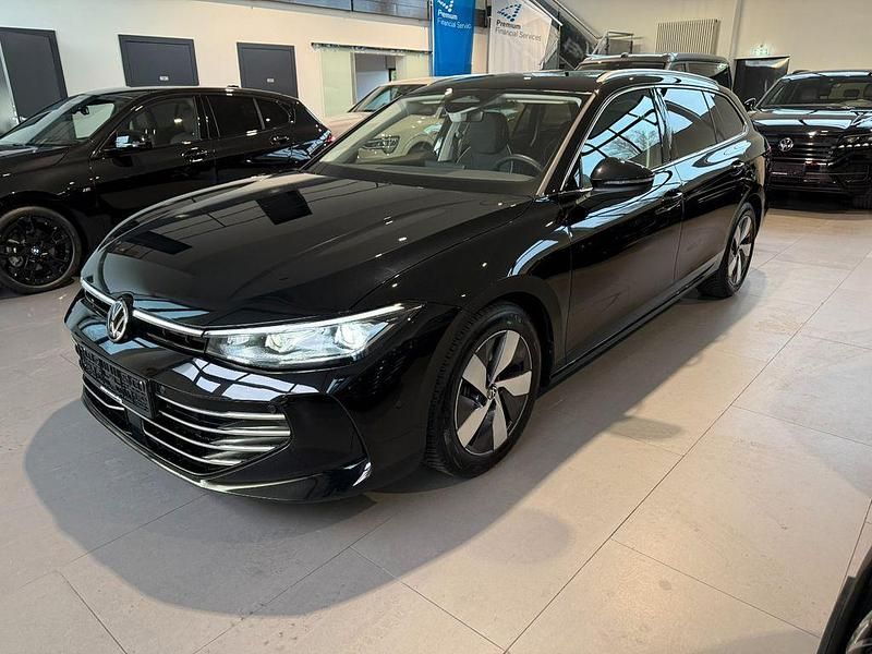 Grenadillschwarz metallic Gebraucht 2025 VW Passat Elegance Kombi | 34.890 € (Guter Preis) - Bild 1/4