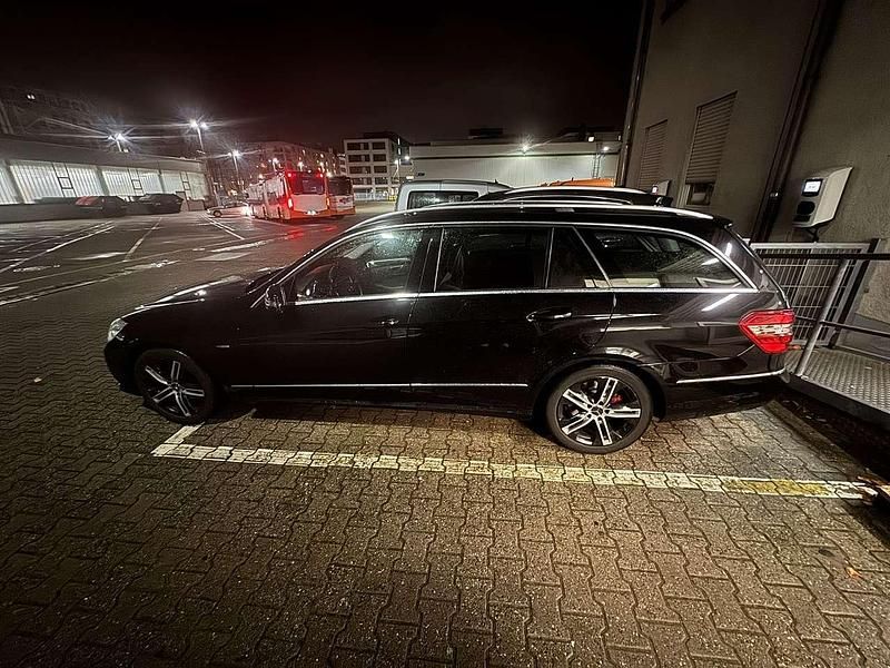 Gebraucht Mercedes E200 184 PS (135 kW) 2011 Schwarz Kombi