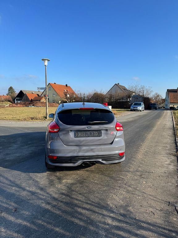 Gebraucht Ford Focus ST 250 PS (183 kW) 2017 Grau Limousine