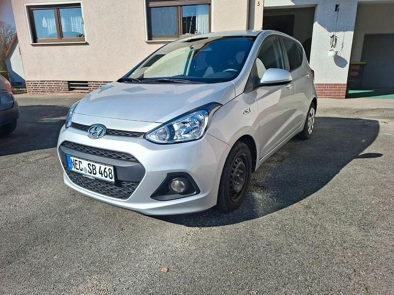 Gebraucht Hyundai i10 87 PS (63 kW) 2015 Silber Kleinwagen