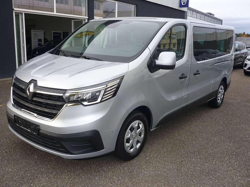 Highlandgrau Gebraucht 2023 Renault Trafic Life Van | 38.890 € (Etwas zu teuer) - Bild 1/4
