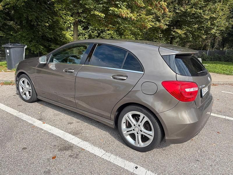 Grau Gebraucht 2013 Mercedes A200 Limousine | 9.950 € (Guter Preis) - Bild 1/4