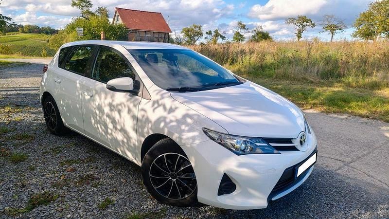 Weiß Gebraucht 2014 Toyota Auris Limousine | 8.300 € (Fairer Preis) - Bild 1/4