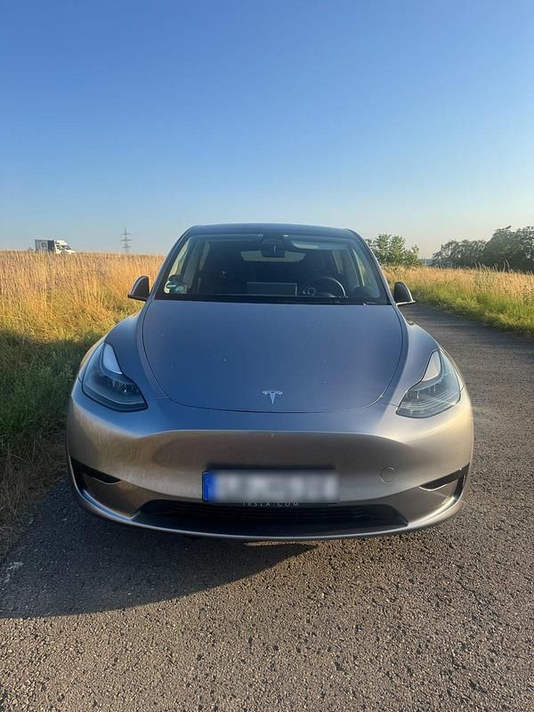 Silber Gebraucht 2024 Tesla Model Y Long Range RWD SUV | 41.000 € (Teuer) - Bild 1/4