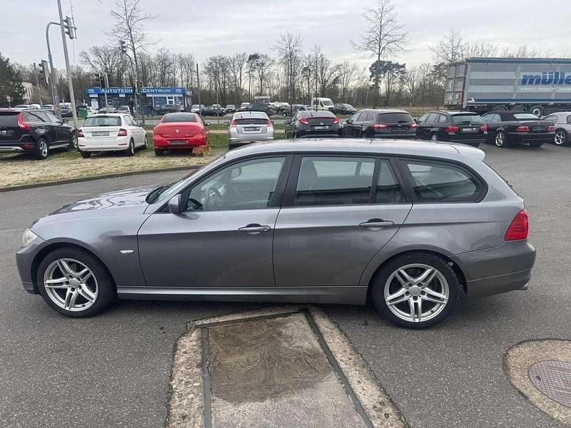 Gebraucht BMW 318 143 PS (105 kW) 2010 Spacegrau Kombi