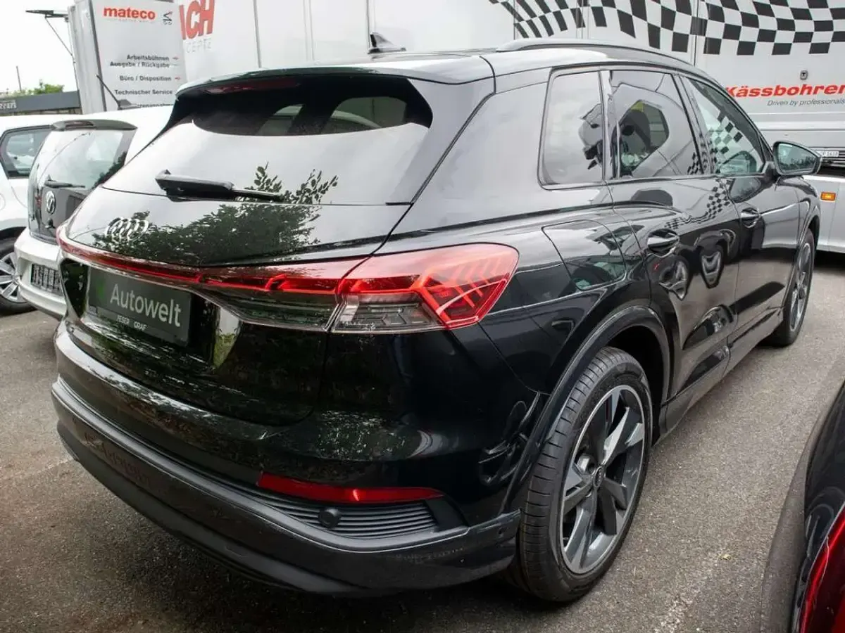 Gebraucht Audi Q4 e-tron Ambiente 150 kW (204 PS) 2023 Mythosschwarz metallic SUV