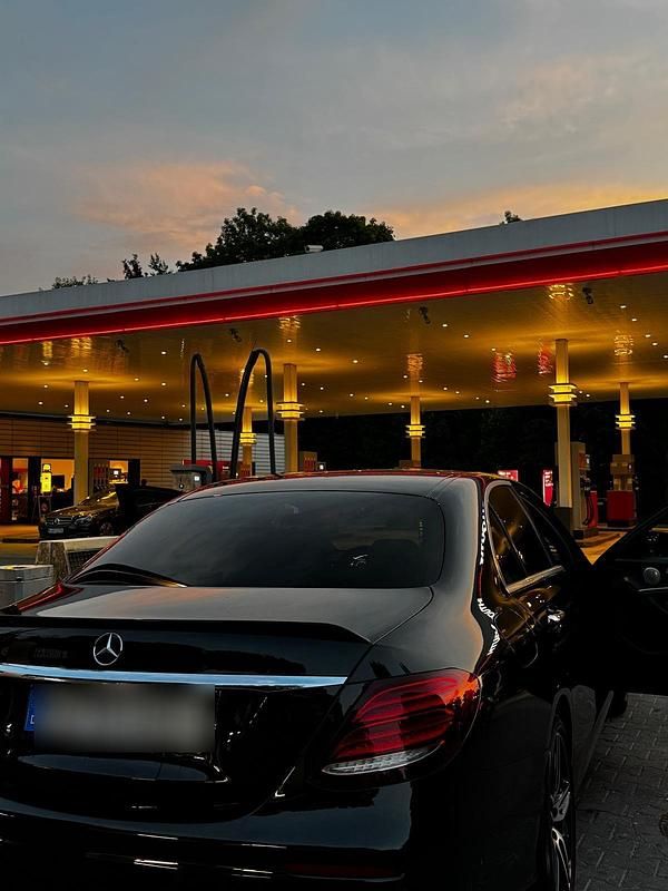 Schwarz Gebraucht 2019 Mercedes E220 Limousine | 29.999 € (Guter Preis) - Bild 1/4