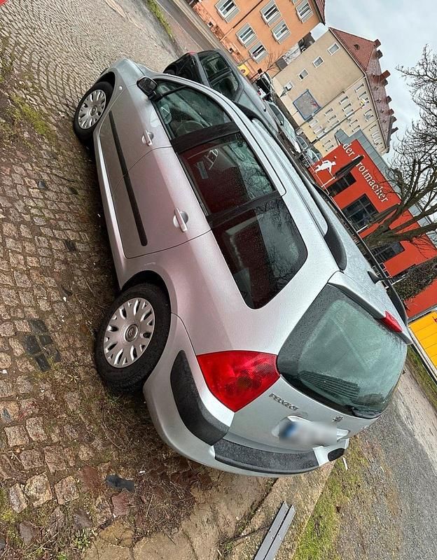Gebraucht Peugeot 307 101 PS (74 kW) 2003 Silber Limousine