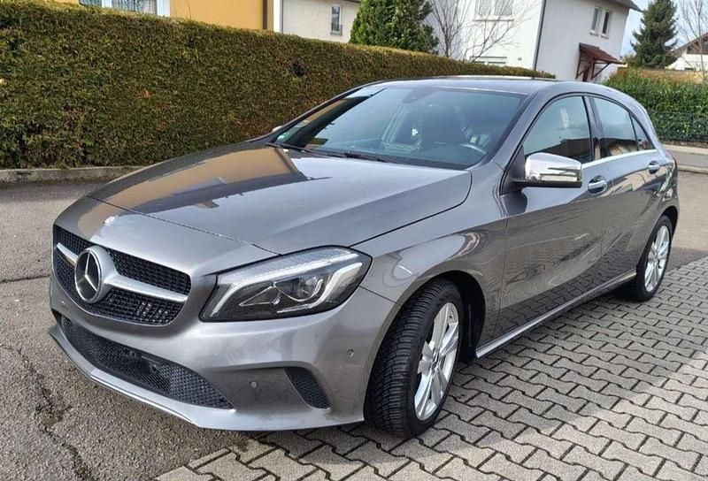 Gebraucht Mercedes A180 148 PS (108 kW) 2017 Grau Kleinwagen