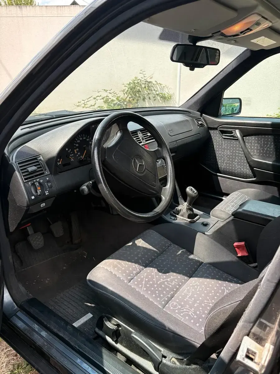 Gebraucht Mercedes C180 122 PS (89 kW) 1995 Grau Limousine