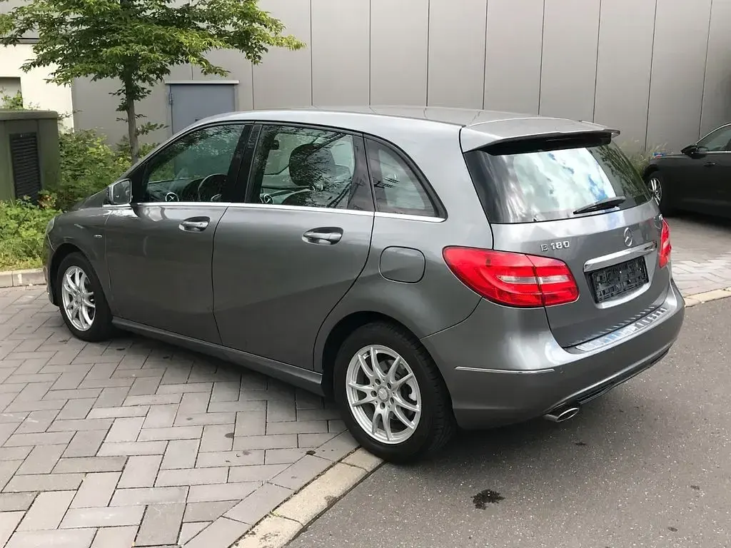 Gebraucht Mercedes B180 109 PS (80 kW) 2012 Grau Kleinwagen