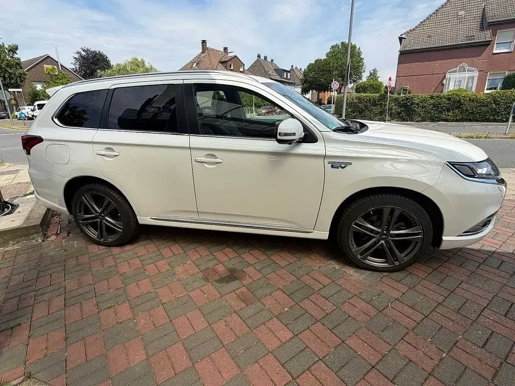 Gebraucht Mitsubishi Outlander P-HEV Top 135 PS (99 kW) 2021 Weiß SUV
