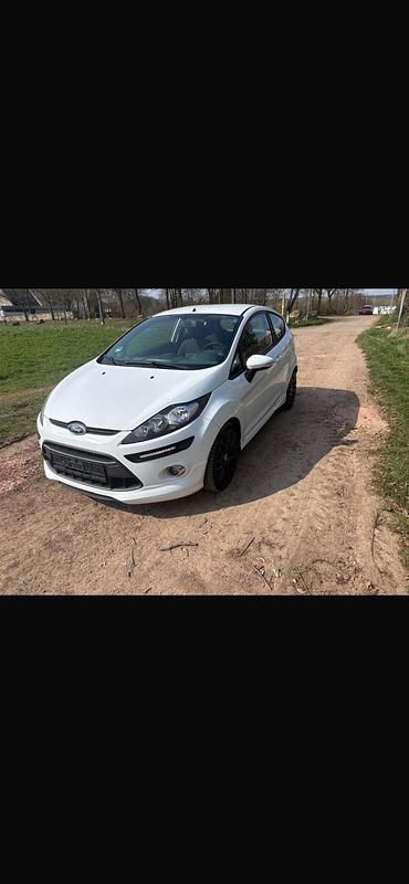Gebraucht Ford Fiesta 82 PS (60 kW) 2011 Weiß Kleinwagen