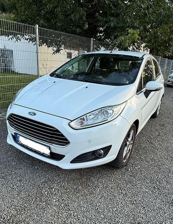 Weiß Gebraucht 2015 Ford Fiesta Titanium Kleinwagen | 7.600 € (Fairer Preis) - Bild 1/4