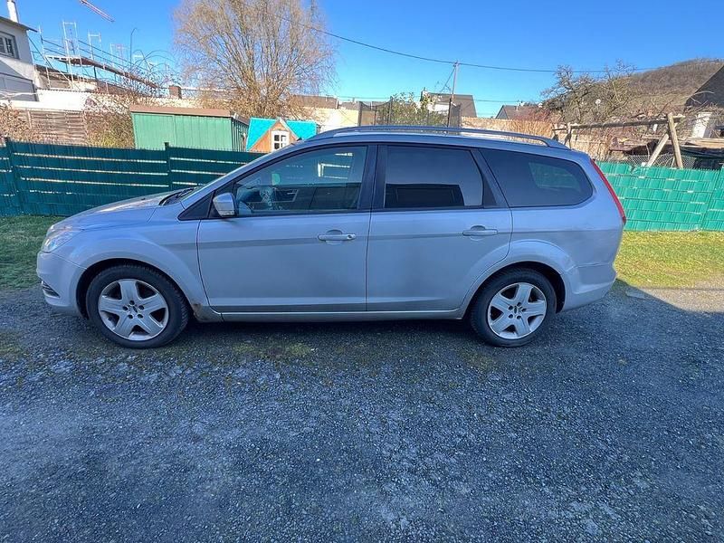 Gebraucht Ford Focus Ambiente 101 PS (74 kW) 2008 Silber Limousine