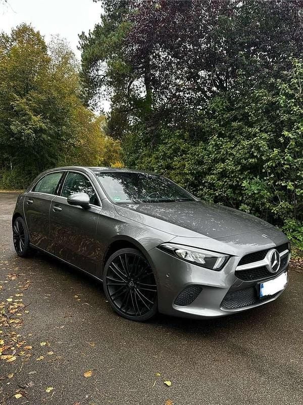 Grau Gebraucht 2019 Mercedes A220 Edition 1 Limousine | 20.550 € (Superpreis) - Bild 1/4