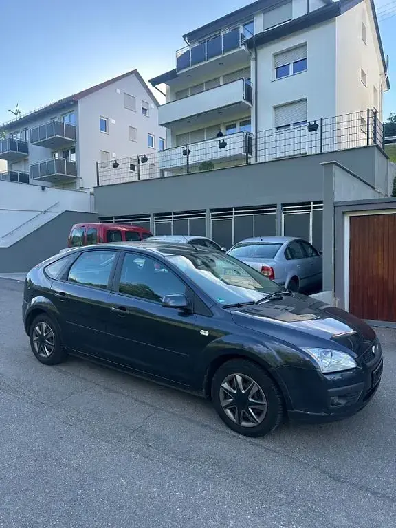 Begagnad Ford Focus Style 101 HK (74 kW) 2008 Grå Sedan
