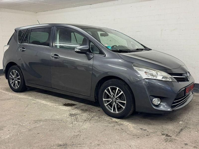 Gebraucht Toyota Verso Skyview Edition 111 PS (81 kW) 2015 Grau Van / Kleinbus