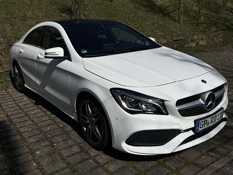 Weiß Gebraucht 2018 Mercedes CLA180 AMG line Limousine | 21.500 € - Bild 1/4