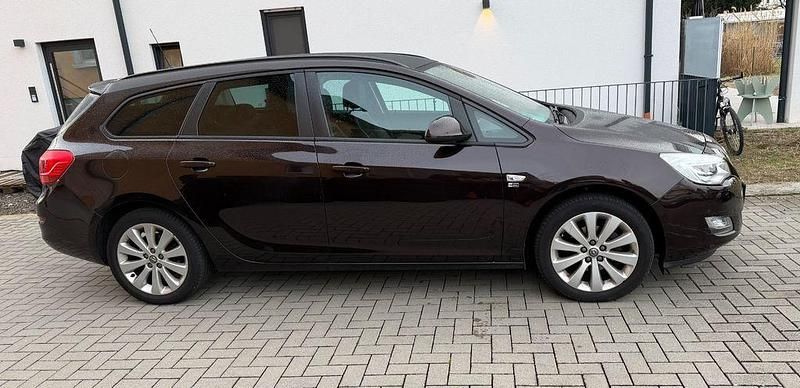 Gebraucht Opel Astra 140 PS (102 kW) 2012 Mahagonibraun/darkmahagony Kombi