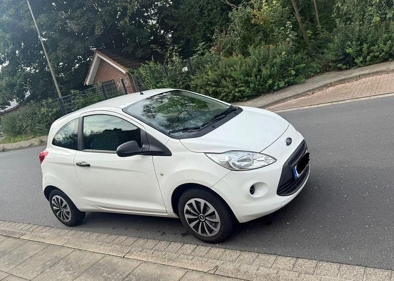 Weiß Gebraucht 2015 Ford Ka Ambiente Kleinwagen | 3.999 € (Guter Preis) - Bild 1/4