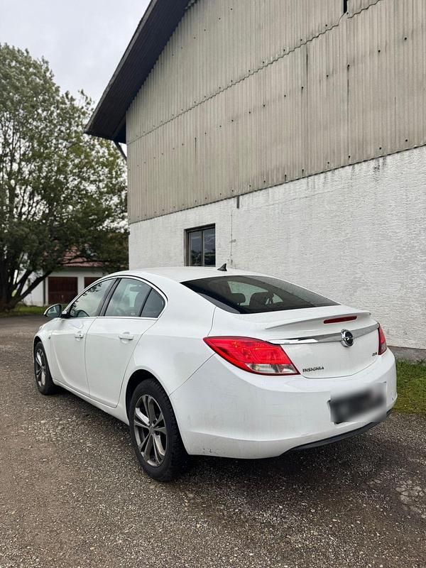 Weiß Gebraucht 2010 Opel Insignia Limousine | 4.000 € (Fairer Preis) - Bild 1/4