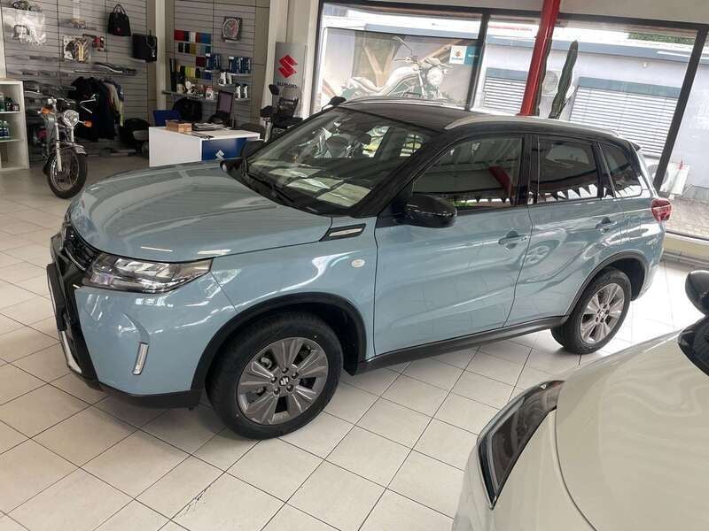 Ice grayish blue metallic Neu 2025 Suzuki Vitara Comfort SUV | 26.398 € (Etwas zu teuer) - Bild 1/4