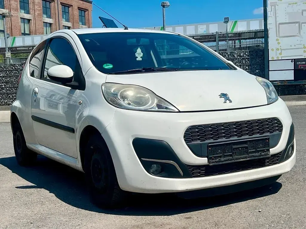 Gebraucht Peugeot 107 Active 68 PS (50 kW) 2013 Weiß Kleinwagen