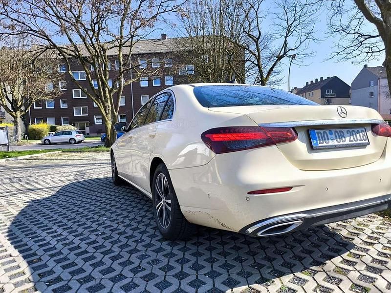 Gebraucht Mercedes E220 194 PS (142 kW) 2021 Hellelfenbein  unilack Limousine
