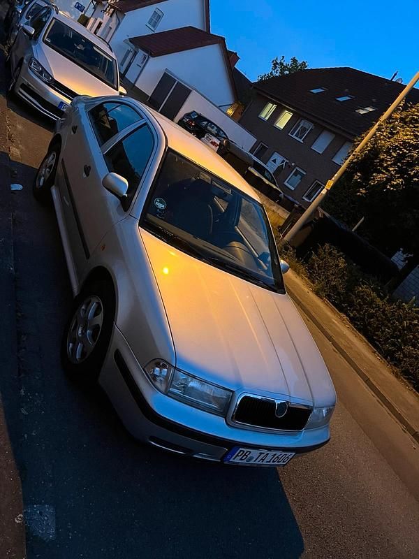 Silber Gebraucht 2000 Skoda Octavia Limousine | 1.650 € (Fairer Preis) - Bild 1/4