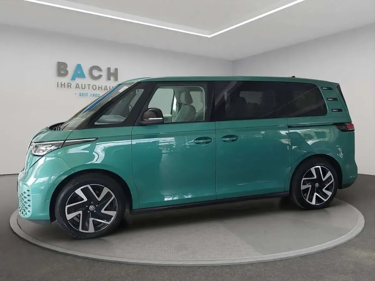 Gebraucht VW ID. Buzz Pro 150 kW (204 PS) 2023 Bay leaf green metallic Van / Kleinbus