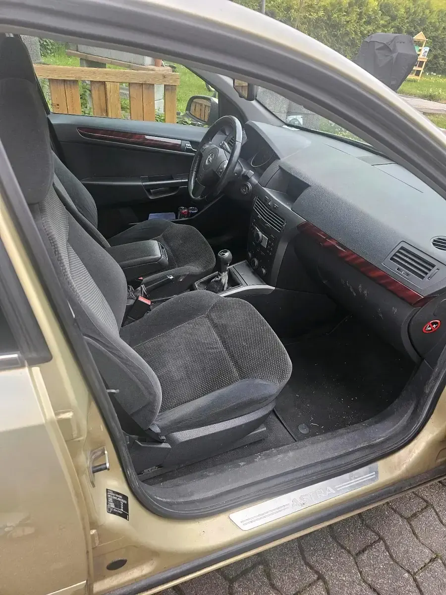 Brugt Opel Astra 101 HK (74 kW) 2004 Guld Sedan