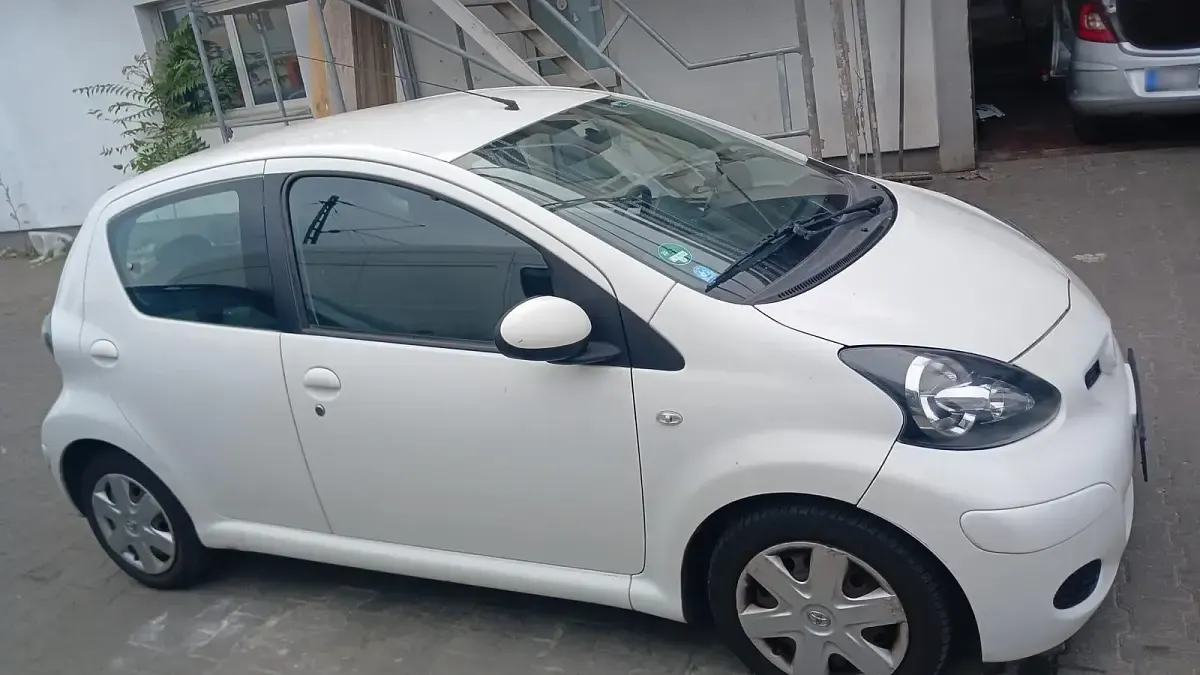 Gebraucht Toyota Aygo 65 PS (47 kW) 2011 Weiß Kleinwagen