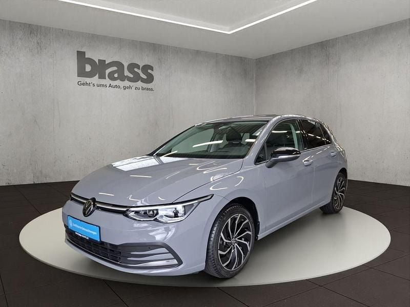 Mondsteingrau Gebraucht 2023 VW Golf VIII Move Limousine | 27.700 € (Fairer Preis) - Bild 1/4