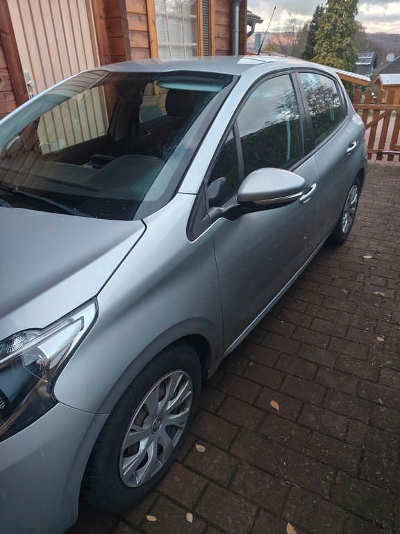 Grau Gebraucht 2018 Peugeot 208 Active Kleinwagen | 8.900 € (Fairer Preis) - Bild 1/1