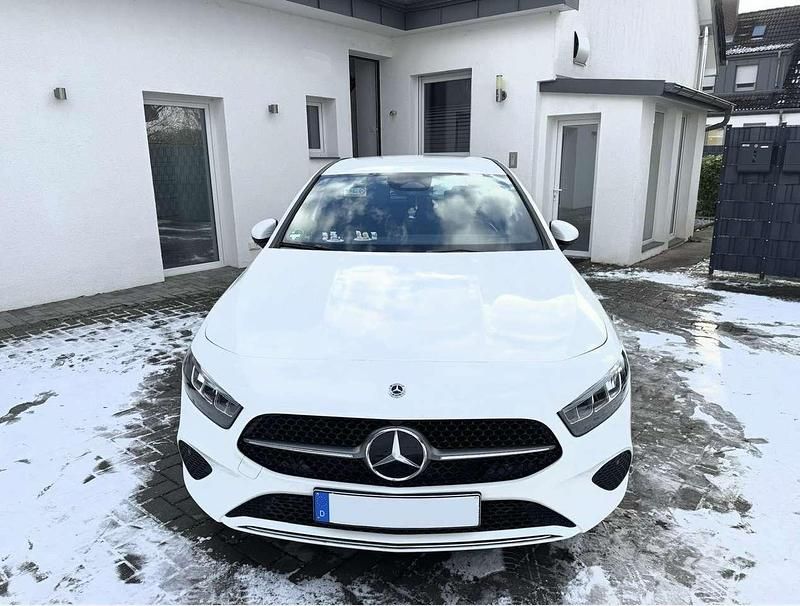 Gebraucht Mercedes A180 136 PS (100 kW) 2024 Weiß Limousine