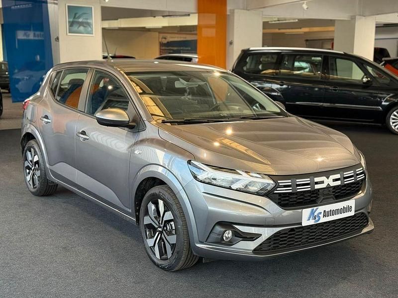 Schiefergrau Gebraucht 2025 Dacia Sandero Kleinwagen | 17.999 € (Fairer Preis) - Bild 1/4