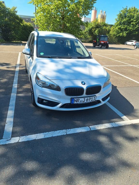 Weiß Gebraucht 2016 BMW 220 Gran Tourer Sport Line Van / Kleinbus | 14.500 € (Superpreis) - Bild 1/4
